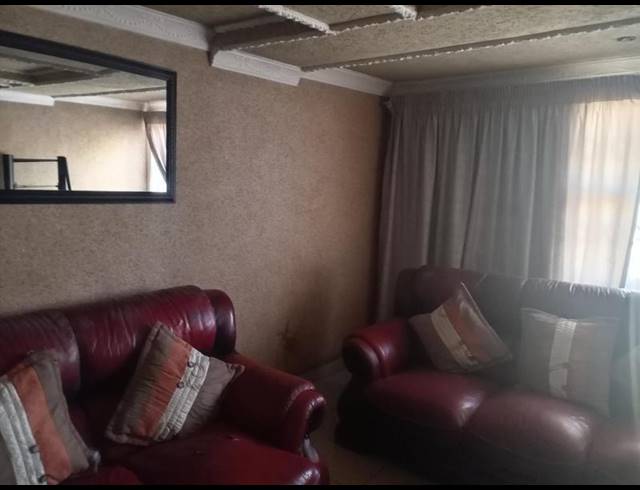 3 BEDROOM HOUSE FOR SALE IN MOLELEKI EXT 2